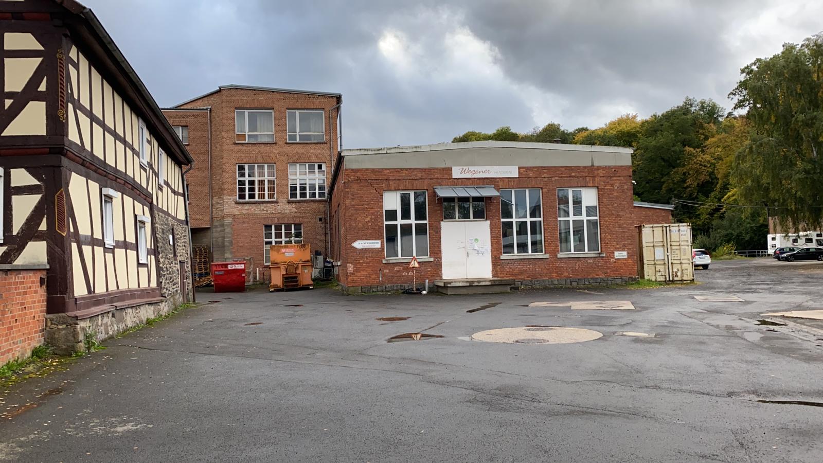 W.Campus Innenhof mit Fachwerkgebäude